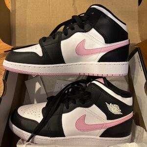 Air Jordan 1 Mid Top